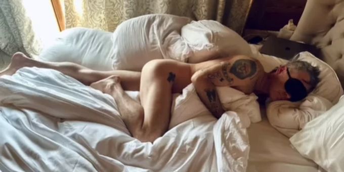 Beim Schlafen - Ehefrau stellt Robbie Williams nackt ins Netz