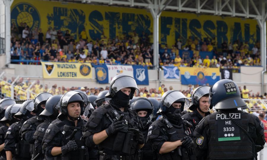 Die Polizei war beim Spiel zwischen dem 1. FC Lokomotive Leipzig und Eintracht Frankfurt mit einem riesigen Aufgebot vor Ort.