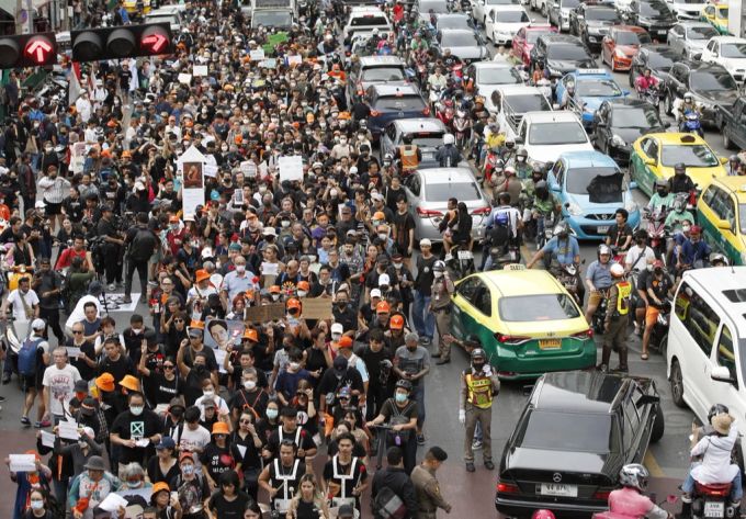 In den vergangenen Wochen demonstrierten auf den Strassen von Bangkok tausende Menschen für Pita Limjaroenrat. Pita Limjaroenrat Ministerpräsident Thailand