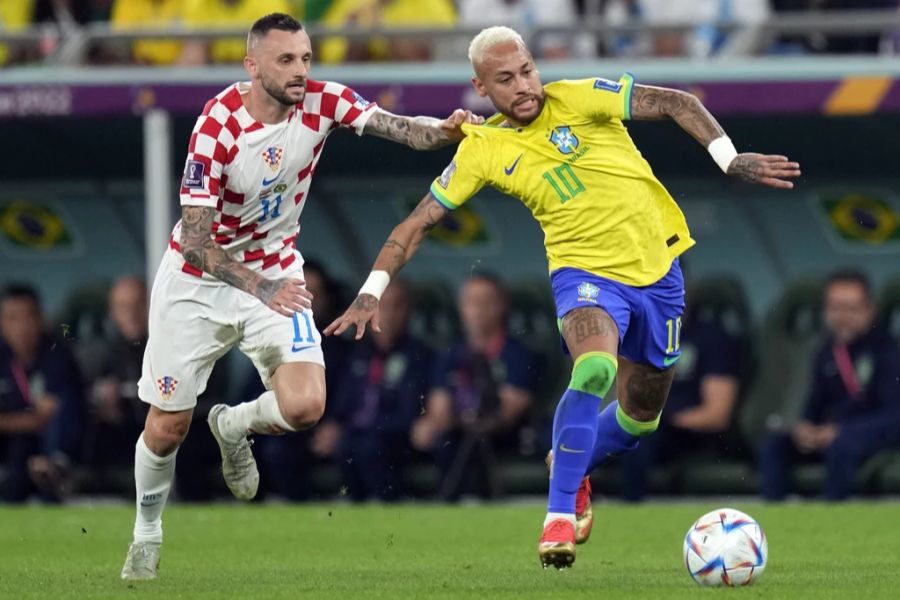 Gewohntes Bild: Neymar wird im Spiel gegen Kroatien von Marcelo Brozovic am Trikot gehalten.