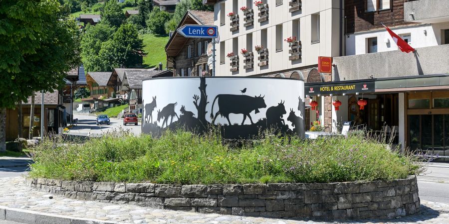 Der Zentrumskreisel mit Wegweiser zur Lenk und hinten der Saanenstrasse. - Zweisimmen