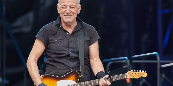 Der US-amerikanische Musiker Bruce Springsteen steht auf der Bühne im Hamburger Volksparkstadion. Der US-amerikanische Musiker Bruce Springsteen steht auf der Bühne im Hamburger Volksparkstadion.