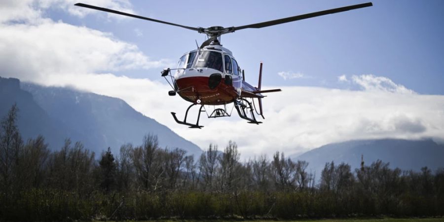 Ein Helikopter des Typs H-125 bei einem Flug in der Schweiz. (Archivbild)