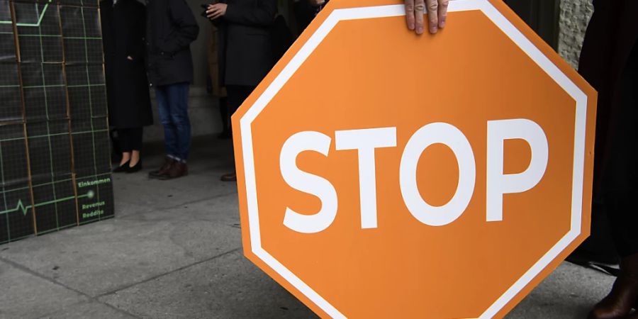 Die Mitte-Partei will mit einer Volksinitiative den Trend stetig steigender Gesundheitskosten stoppen. Das Parlament hat nun einen Gegenvorschlag dazu fertiggestellt. (Archivbild)