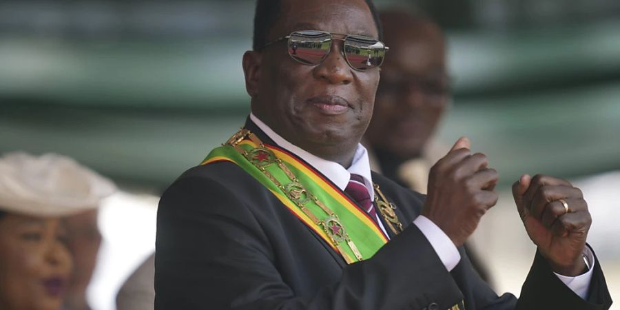 Emmerson Mnangagwa, Präsident von Simbabwe, gestikuliert während seiner Amtseinführungszeremonie im Nationalen Sportstadion. Foto: Tsvangirayi Mukwazh/AP/dpa