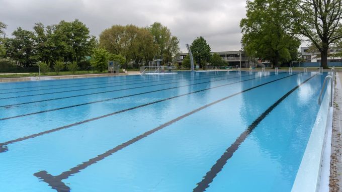 Hier lassen sich hervorragend Bahnen ziehen: Schwimmbecken im Gartenbad Bachgraben in Basel. Gartenbad Bachgraben, Schweiz, Badi