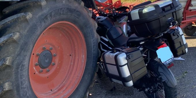 Das Motorrad wurde zwischen Traktor und Ladewagen eingeklemmt. Kollision