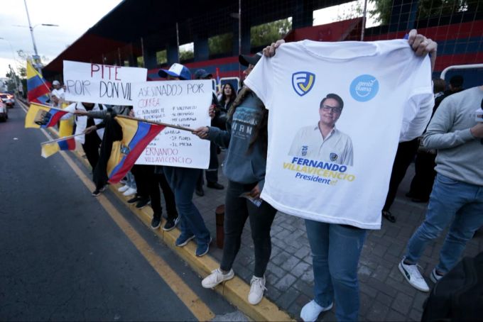 Anhängende des Präsidentschaftskandidaten Fernando Villavicencio gehen auf die Straße und proklamieren ihn zum «ewigen Präsidenten», nachdem er ermordet wurde. ecuador