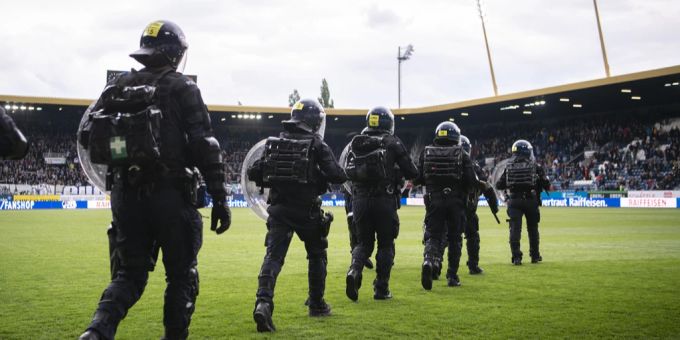 Polizisten während eines Einsatzes in der Swissporarena in Luzern. fc luzern