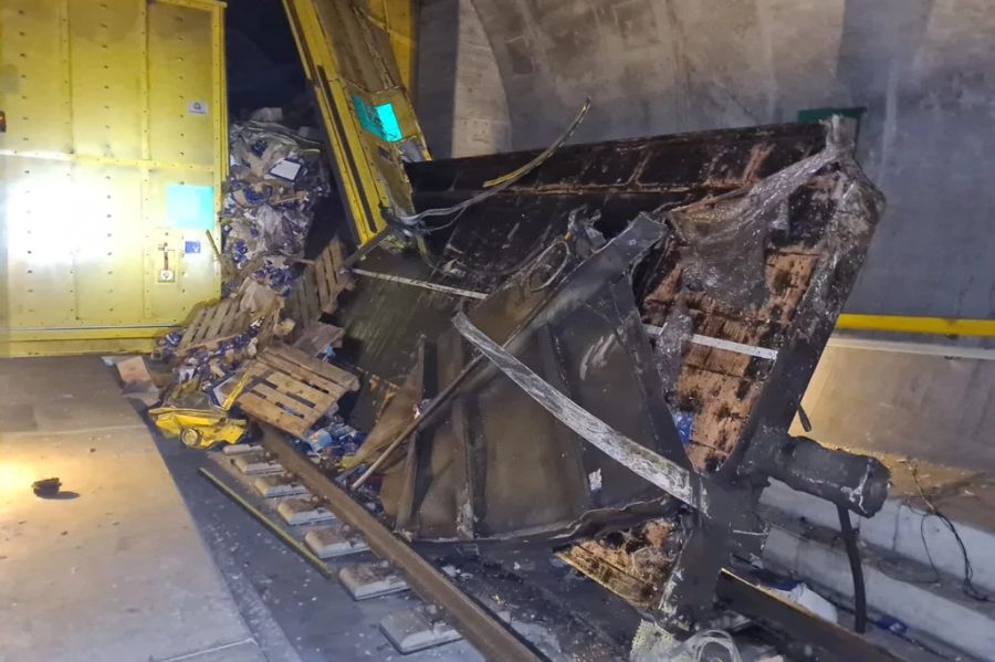 Bei der Entgleisung eines Güterzuges im Gotthard-Tunnel wurde auch ein massives Sicherheitstor zwischen den Röhren beschädigt.