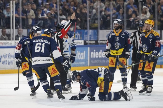 Bereits im Playoff-Final 2022 hatte sich Reto Suri (in der Mitte) am Knie verletzt. (Archivbild) Reto Suri