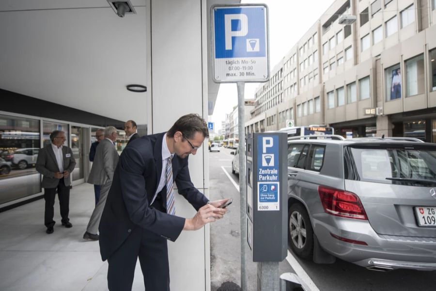 Zur Anwendung kommen die mobilen Zahlungsmöglichkeiten beim Parkieren...