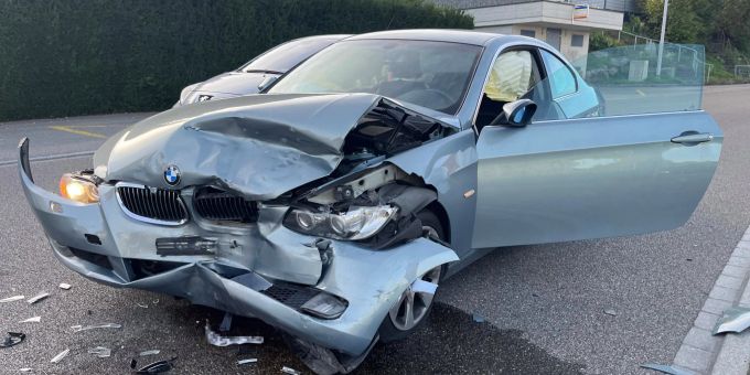 Henau: Frontalkollision zwischen zwei Autos. Henau: Frontalkollision