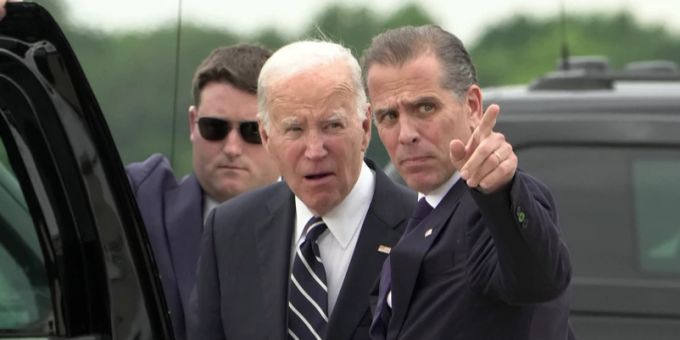 Hunter Biden (r.), Sohn von US-Präsident Joe Biden, wird nach der Begnadigung durch seinen Vater nicht mehr verfolgt. (Archivbild) Donald Trump
