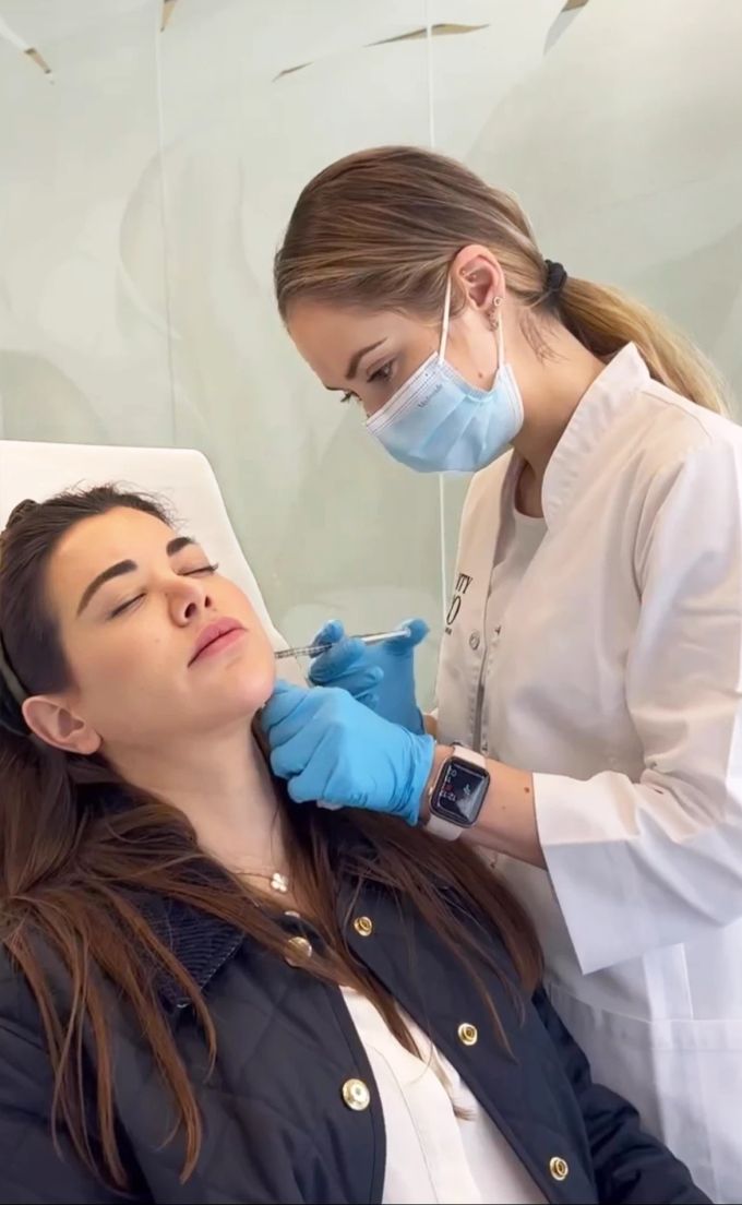 Alexandra Lüönd lässt sich selbst behandeln. Alexandra Lüönd lässt sich selbst behandeln.