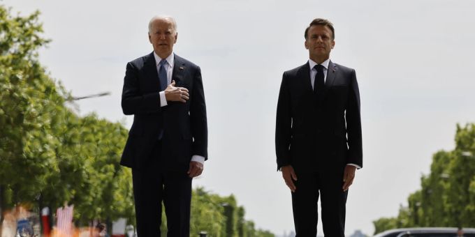 Joe Biden und Emmanuel Macron am Samstag bei einer Kranzniederlegung am Grab des unbekannten Soldaten in Paris. Biden Macron Staatsakt