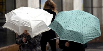 Frauen Regenschirme Wetter Wind
