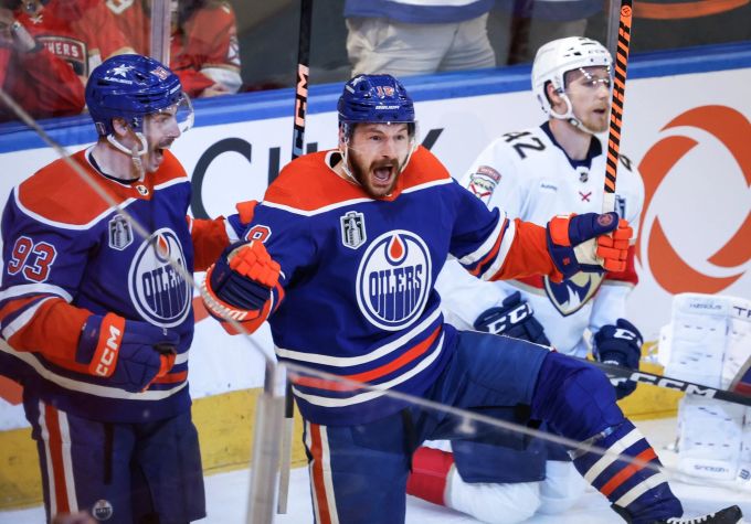 Zach Hyman (Mitte) von den Edmonton Oilers feiert sein Tor. Holt sich sein Team noch den Titel in der NHL? NHL