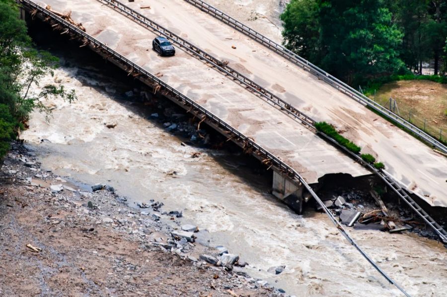 Die A13 wurde stark beschädigt.