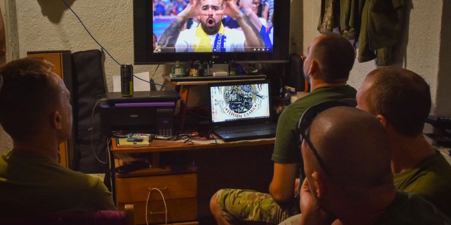 Ukrainische Soldaten schauen das EM-Spiel zwischen der Ukraine und der Slowakei. Selenskyj gratulierte dem Team zum 2:1-Sieg.