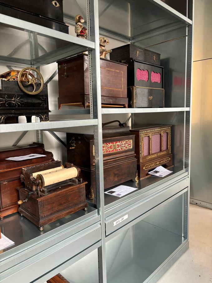 Volle Regale zieren das Museum. Kisten Kästen Regal Holz