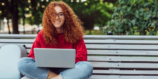 Junge Frau an Laptop