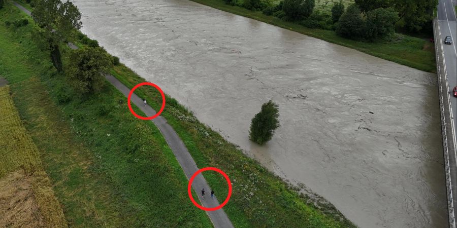 Trotz Sperre befinden sich Spaziergänger auf den Dämmen bei Aigle VD.