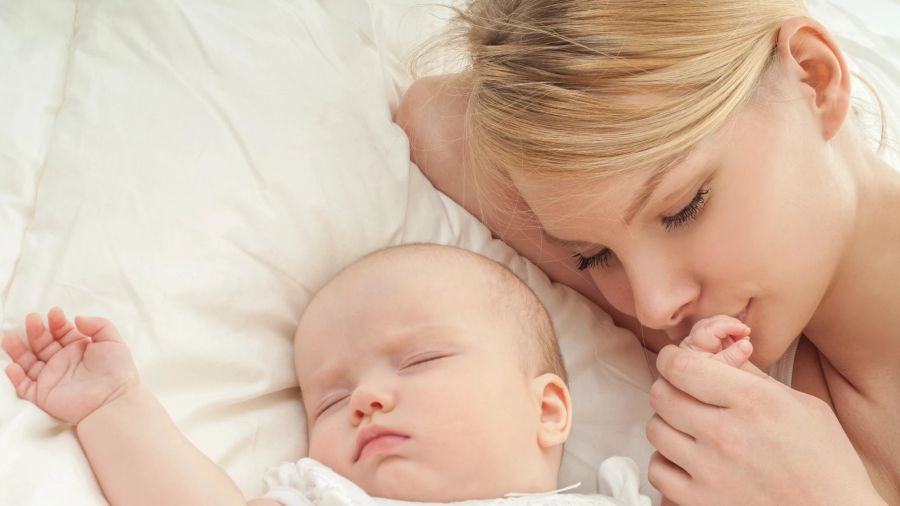 Mama und Baby im Bett