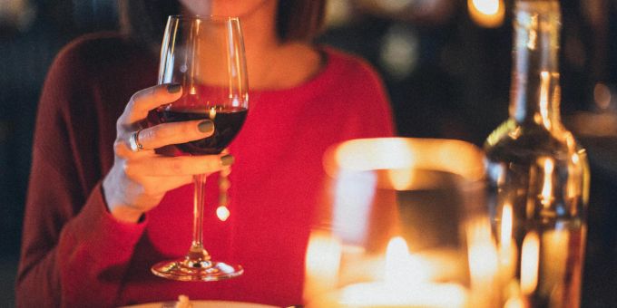 Ein romantischer Abend mit einem Glas Wein? In der italienischen Stadt Udine ist das nun nicht mehr möglich. (Symbolbild) udine alkoholverbot italien gewalt