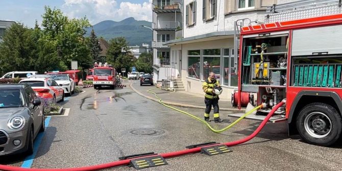 Küchenbrand in Mehrfamilienhaus.