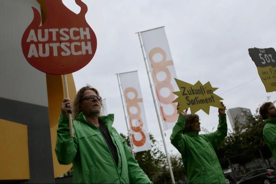 Auch vor den Gebäuden kommt es zu Protesten.