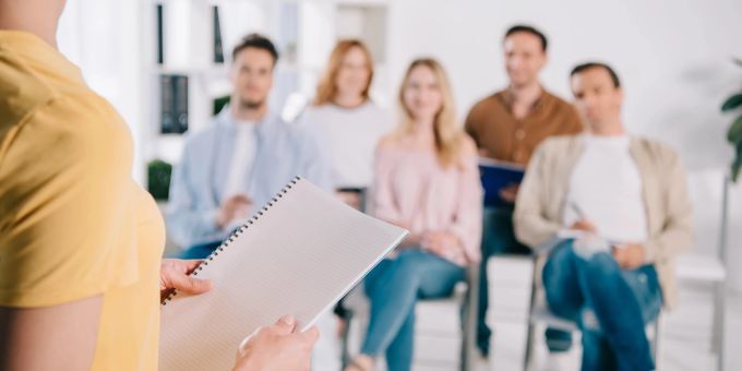 Es ist heutzutage gängig, dass Personen während ihrer beruflichen Laufbahn eine kontinuierliche Weiterbildung oder eine neue Ausbildung in Betracht ziehen. Dabei sollte bei Menschen mit Behinderungen weder eine bevorzugte Behandlung noch eine Benachteiligung erfolgen. Weiterbildung