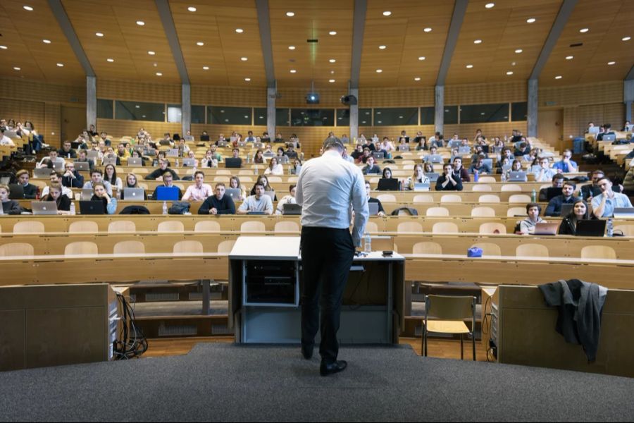 Immer mehr Lehrstühle an den Schweizer Universitäten sind durch Nestlé, Credit Suisse und Co. finanziert.