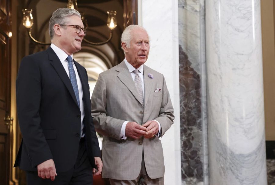 Der neue britische Premierminister Keir Starmer (links) und König Charles III. senden Beileidsbekundungen.