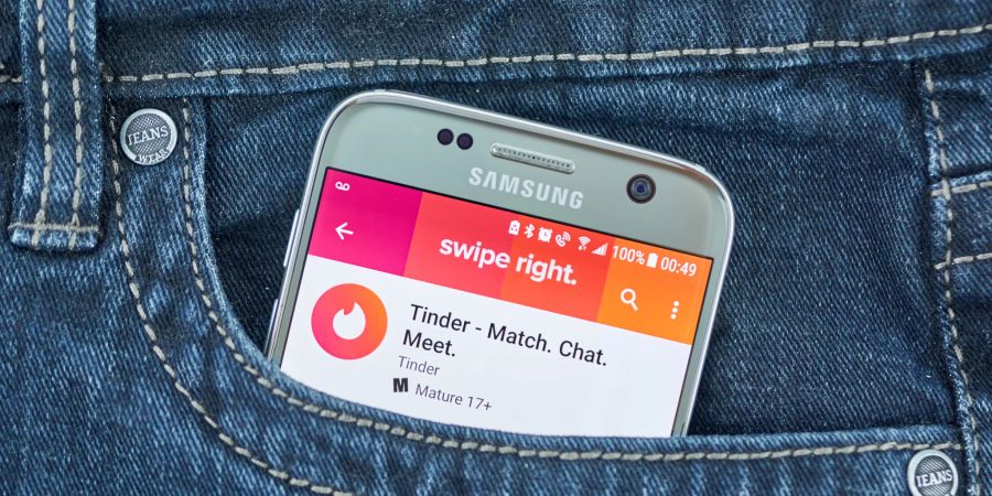 Smartphone mit Tinder steckt in der Hosentasche