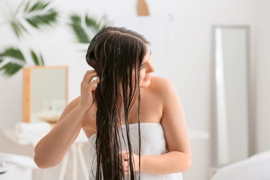 Leave-In-Conditioner, Frau im Handtuch