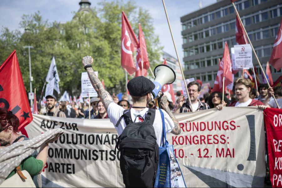 Die Demonstrierenden fordern höhere Löhne.