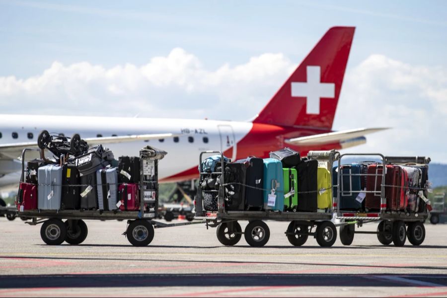 Nur kleinere Schweizer Airlines wie die Helvetic und die Chair nehmen an Bord noch Bargeld entgegen. (Archivbild)