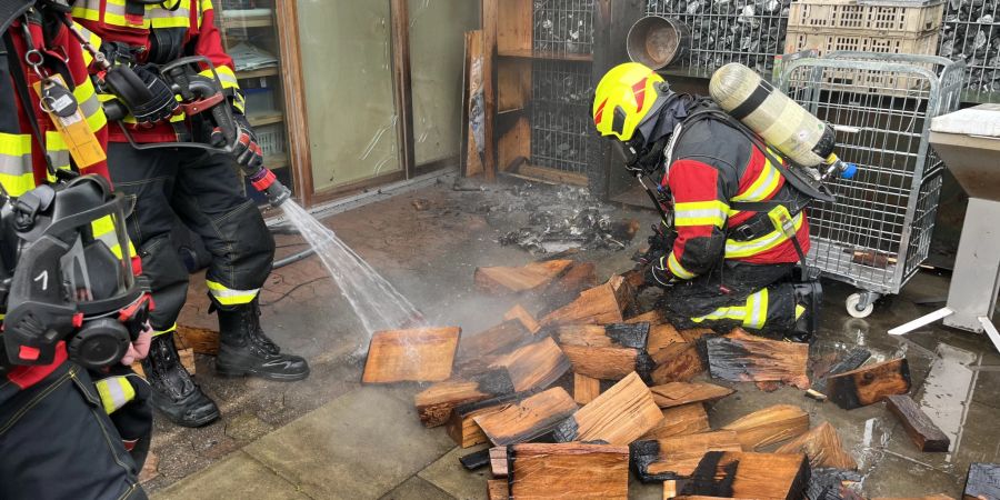 Brand auf Terrasse.