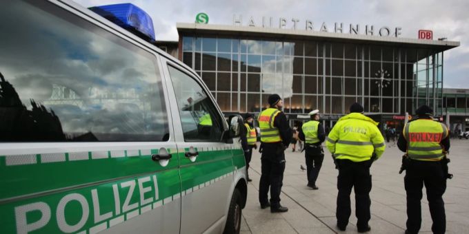 Polizisten stehen vor dem Hauptbahnhof in Köln. (Symbolbild) Polizei Deutschland Bahnhof Gewalttaten