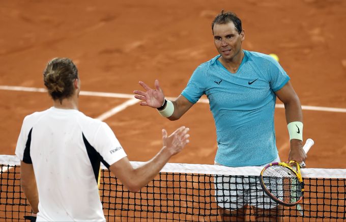 Rafael Nadal gratuliert Sascha Zverev nach dessen Sieg. Rafael Nadal
