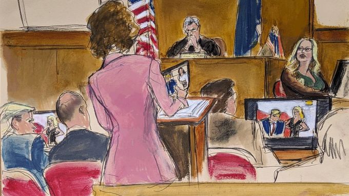 Gerichtszeichnung des Kreuzverhörs von Stormy Daniels durch die Trump-Verteidigerin Susan Necheles, währenddem Donald Trump (links) und sein Anwalt Emil Bove zuschauen. Kreuzverhör Stormy Daniels