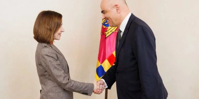 Die Präsidentin von Moldau, Maia Sandu, begrüsst Alain Berset bei seinem Wahlkampf-Zwischenhalt: Sie sei erfreut, einen guten Freund Moldaus wiederzutreffen. Alain Berset