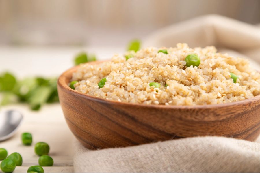 Bei Sportlern und ernährungsbewussten Menschen kommt Quinoa häufig als Beilage zur Hauptspeise auf den Tisch.