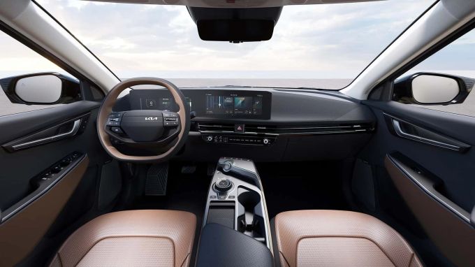 Das Interieur wurde ebenfalls zart überarbeitet, hier lag das Augenmerk vor allem auf besserer Haptik 2024 Kia EV6 Facelift