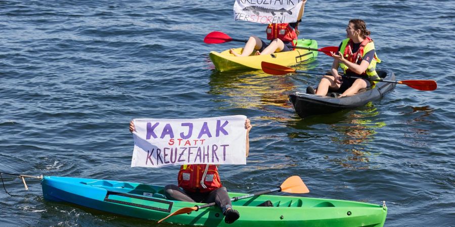 Klimaschützer demonstrieren immer wieder gegen die Kreuzfahrt-Branche. (Archivbild)