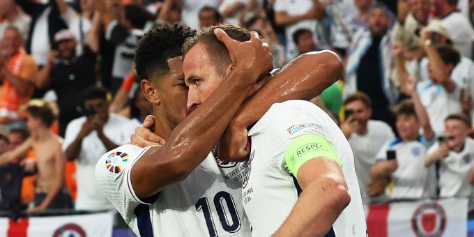 Englands Harry Kane (r) jubelt mit Jude Bellingham über sein Elfmetertor zum 1:1-Ausgleich im Halbfinal gegen die Niederlande. EM 2024