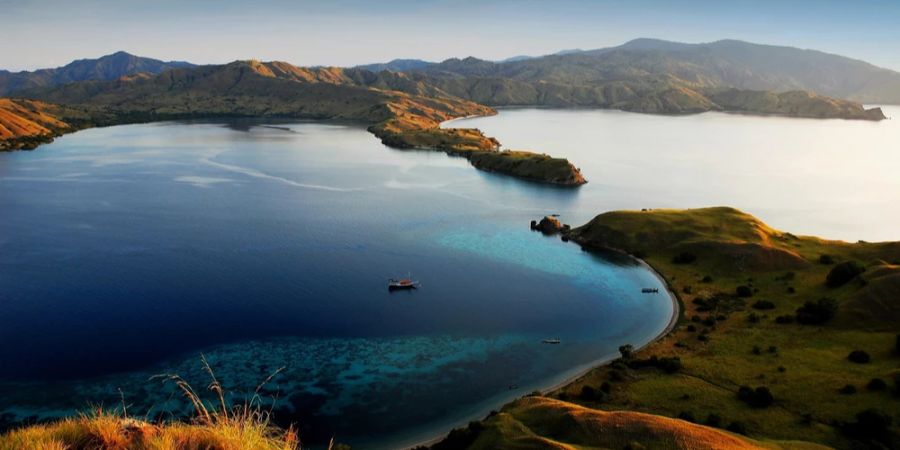 Drohnenaufnahme Landzunge Komodo Nationalpark Meer Boote