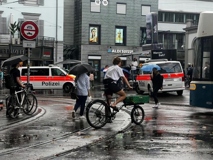 Schutz und Rettung Zürich sind vor Ort. Forchbahn in Brand
