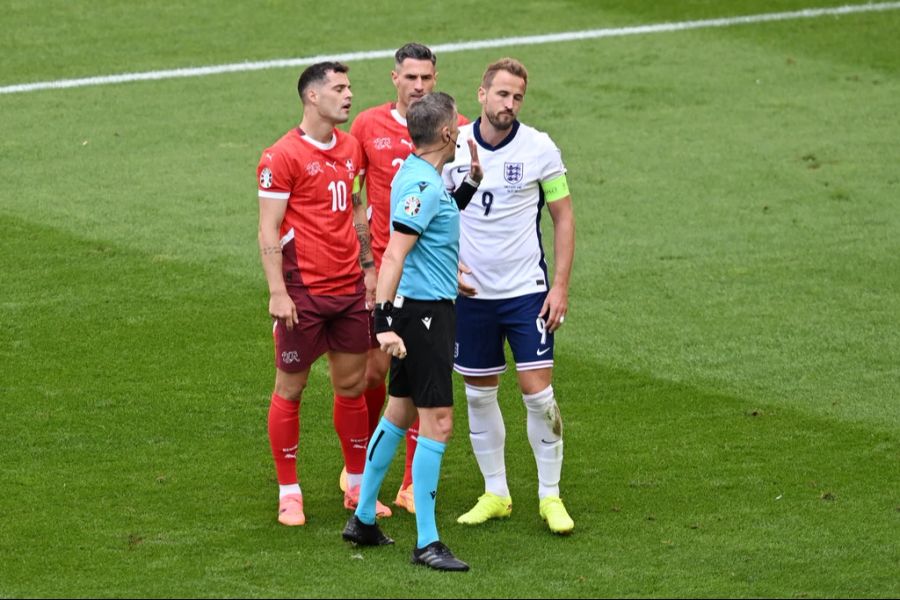 Die Captains Xhaka und Kane dürfen diskutieren, Schär hingegen nicht.